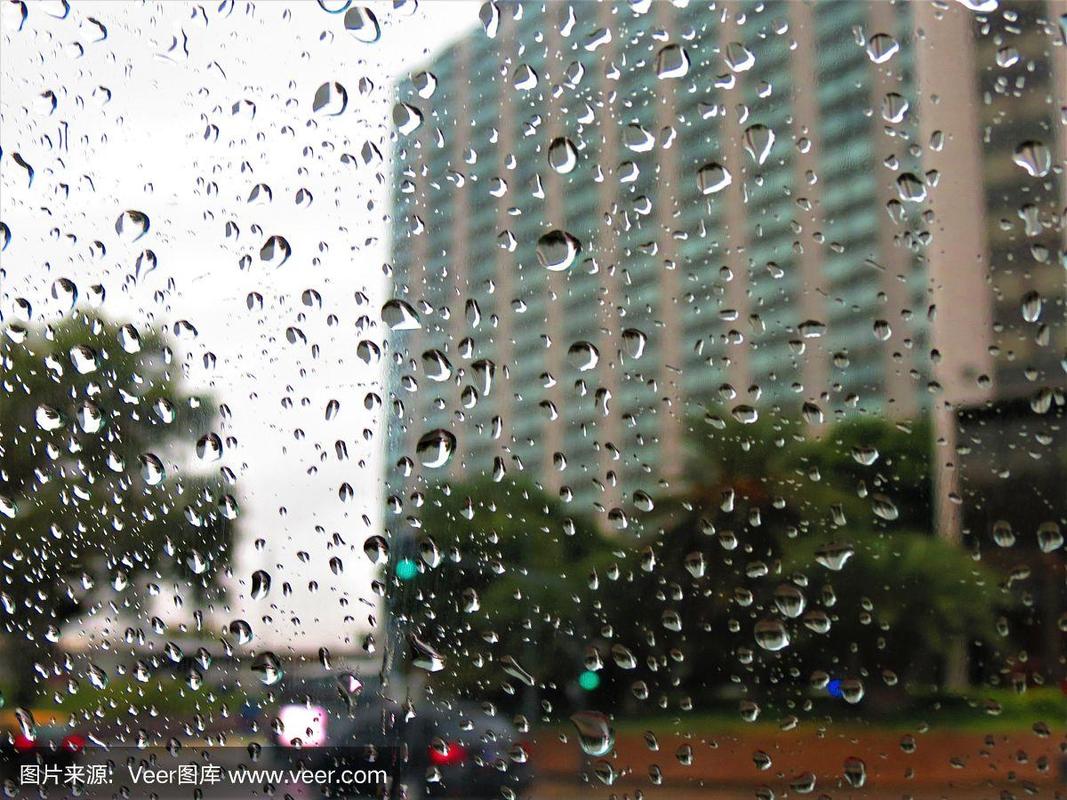 多雨的城市街道.下雨天透过窗户的景色.布宜诺斯艾利斯的城市.