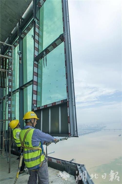 300米高空安装玻璃幕墙