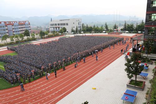 惠水民族中学举行高一新生军训开营仪式