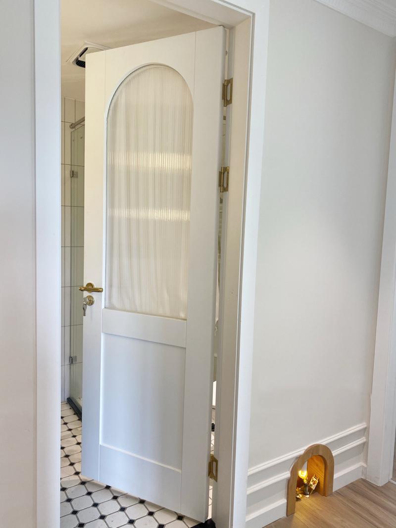 卫生间门这样做也太美了78 卫生间门弧形长虹玻璃门77绷纱的设计