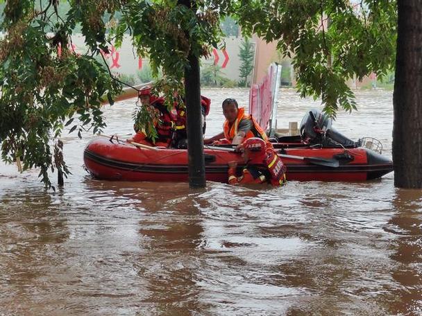 营地)有人员被困,消防部门迅速调派4个消防站携带舟艇赶赴现场救援