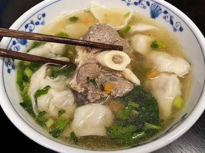 我特别爱吃新疆回民做的炖羊肉酸汤馄饨(hong dong).