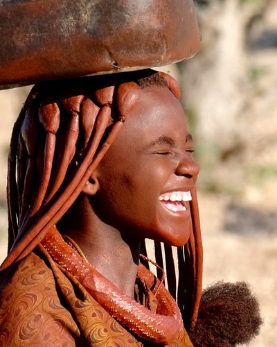 纳米比亚辛巴族红泥人(三)～～ 路遇母女