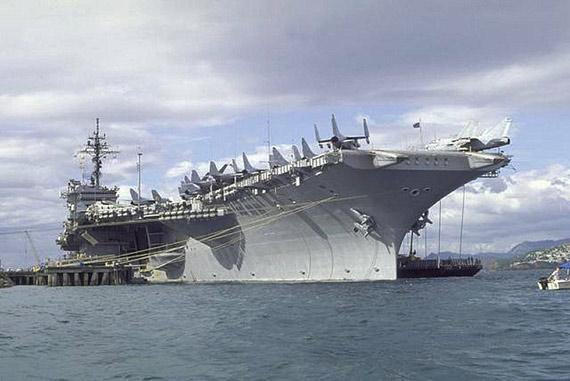 美军小鹰号航母进行最后一次航行将于明年退役