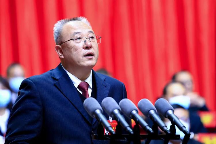 新当选的昭通市第五届人民政府市长朱家伟在表态发言中说,一代人有一