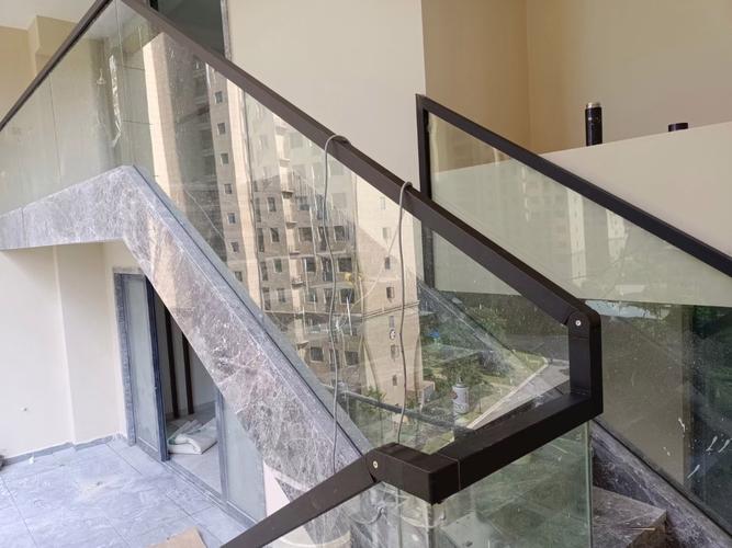 别墅复式楼梯简约玻璃楼梯扶手