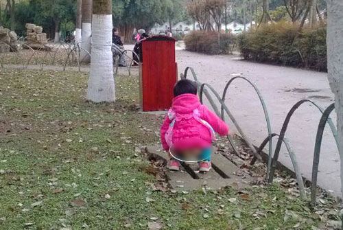 中国父母要女儿「随地大小便」被拍照存证,竟恼羞成怒反呛「你小时候