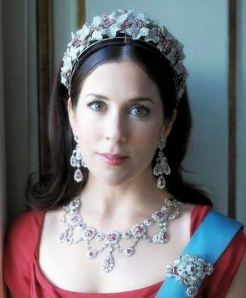 最后由瑞典的英格丽德公主也就是日后的丹麦王后继承了这顶王冠