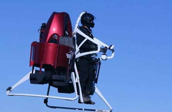 飞行员正在使用马丁飞机公司的个人式"喷气背包",该公司已经与美国