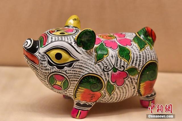 2月21日,十二生肖彩绘泥塑生肖猪在位于北京的中国国家博物馆展出.
