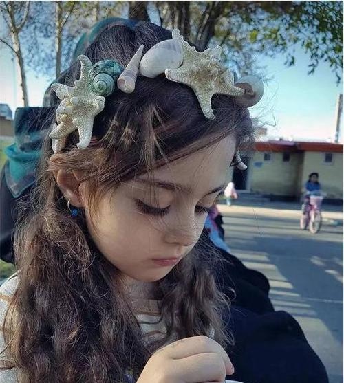 8岁伊朗女孩马蒂被外国媒体誉为"全世界最美女孩".