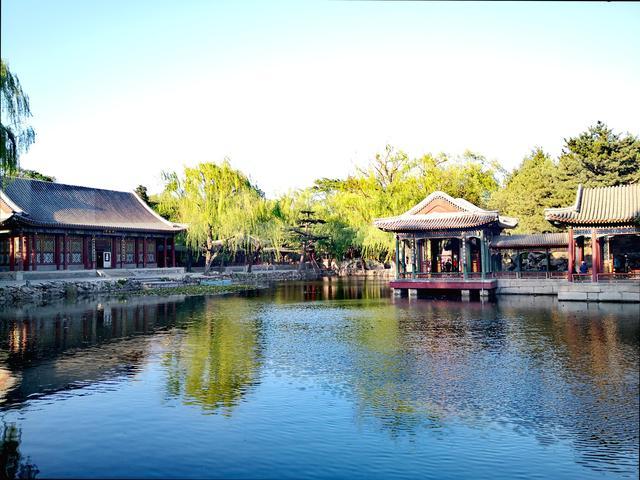 位于颐和园东北角的谐趣园其实很容易被错过,在游览过乐寿堂的大戏台