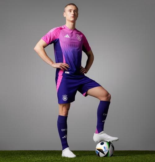 真香记者德国欧洲杯客场粉色球衣创造最好销售开局