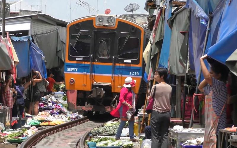 【交通轨道】穿越市集的泰国火车轨道——曼谷美功铁道市场【附第一
