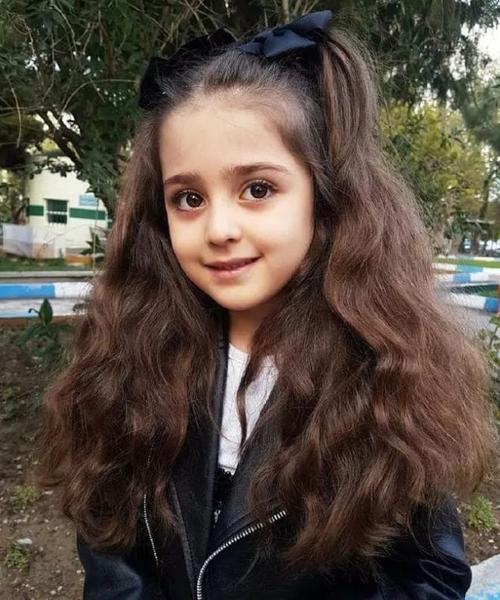 伊朗11岁女孩被称全球最美因太美父亲辞职做贴身保镖网友这就是别人家