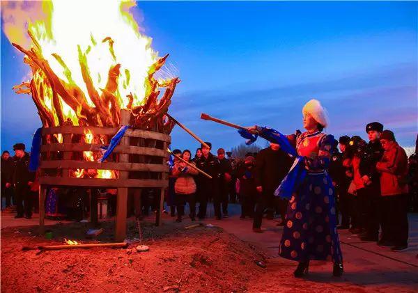 在巴彦淖尔共赏蒙古族传统祭火仪式
