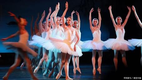 芭蕾舞中的欢快情绪如何影响观众?