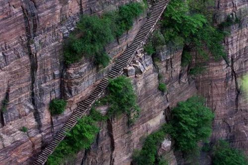600年来,就靠720个台阶的"天梯"攀登.二百米垂直的悬崖上的郭亮村.