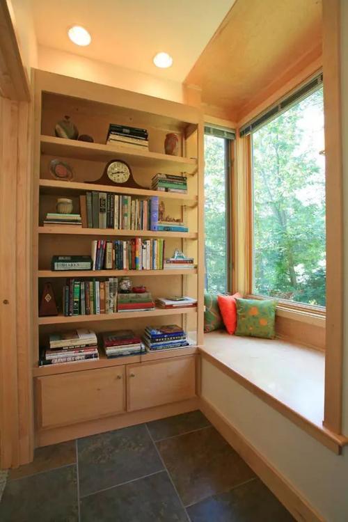 在小户型里找一个安静的角落,来布置迷你小书房吧