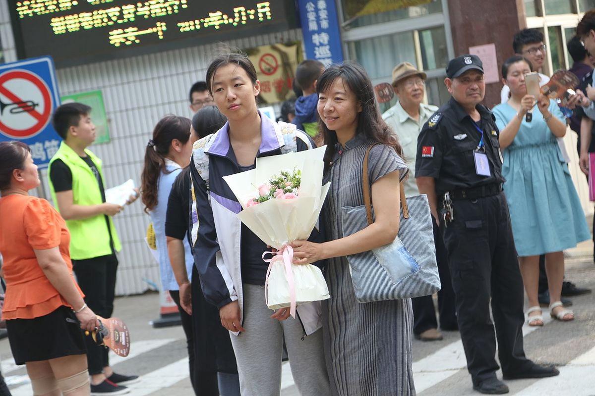 6月7日,陕西西安市第八十五中学考点外,一群身穿校服的大学生摆起了花