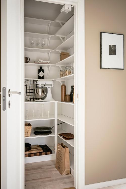 食物储藏间,位于厨房旁边,开放式壁架的设计,既可以收纳厨具,餐具,也