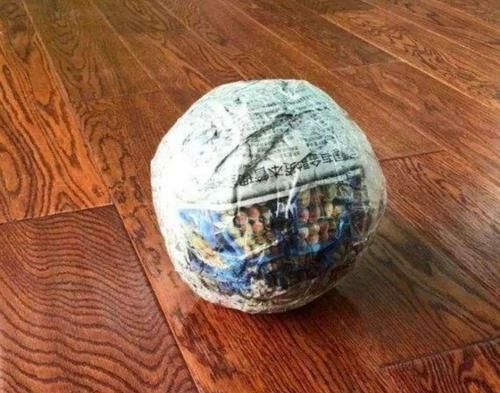 通过引导幼儿废物利用,用报纸团成球,与幼儿一起探索纸球的多样玩法