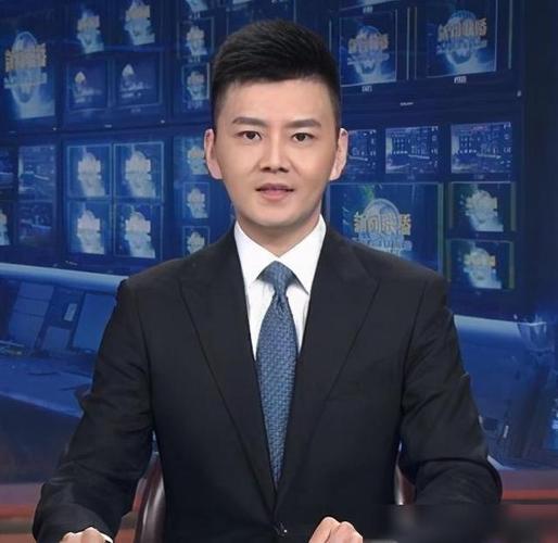 严於信:央视最年轻新闻联播主持人,撞脸宁泽涛,被指英年早婚