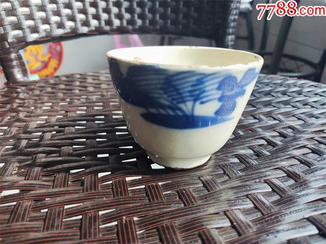 民国时期山东博山窑烧制的山水图青花杯子