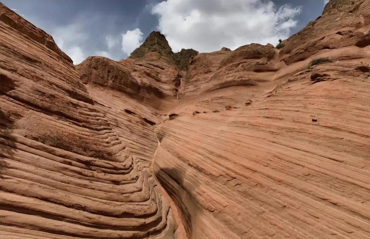 北方的黄土高原与沙漠结合,形成了独特的丹霞地貌景观,距今约1亿年的