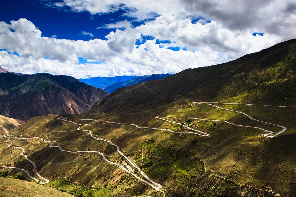 滇藏线是中国的一条著名公路,连接了云南和西藏两个省份,被誉为"世界