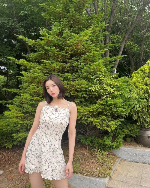 27岁韩国女星,权恩妃晒美照,迷你短裙,秀出性感大长腿