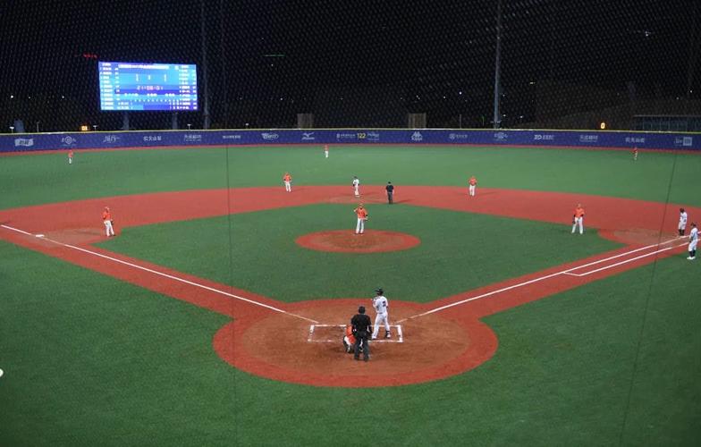 中国最大棒垒球场馆举行测试赛首秀