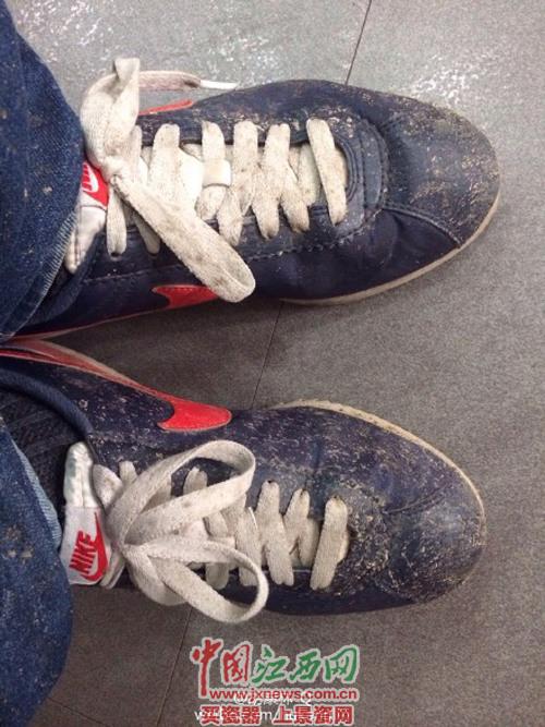 该网友当时穿的鞋子被淋湿后,全是泥沙  (本文图片来自网友微博)