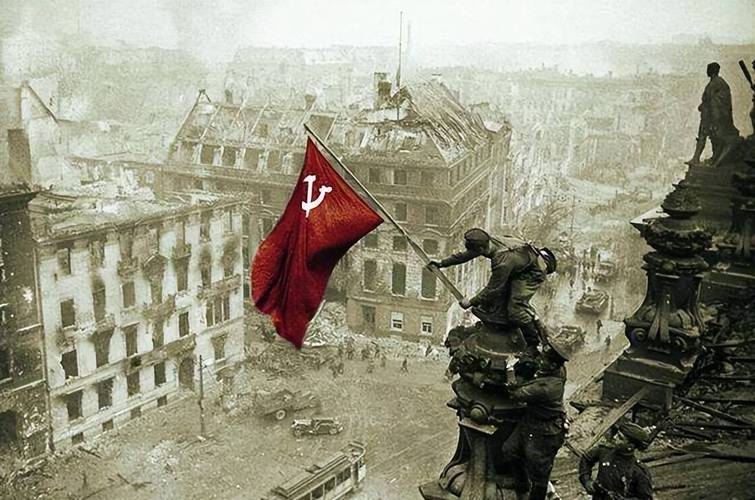 苏联红军将红旗插在柏林国会大厦不过波兰人怕什么还真就来什么,1939
