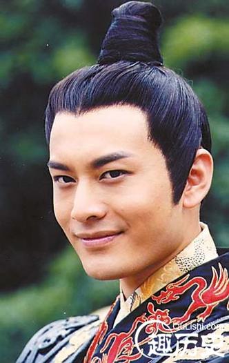 中国古代男子的发型是四方髻,不同朝代有所不同(满清当然除外),辩如