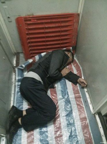 深夜列车蜷缩入眠的乘客让人一秒读懂生活