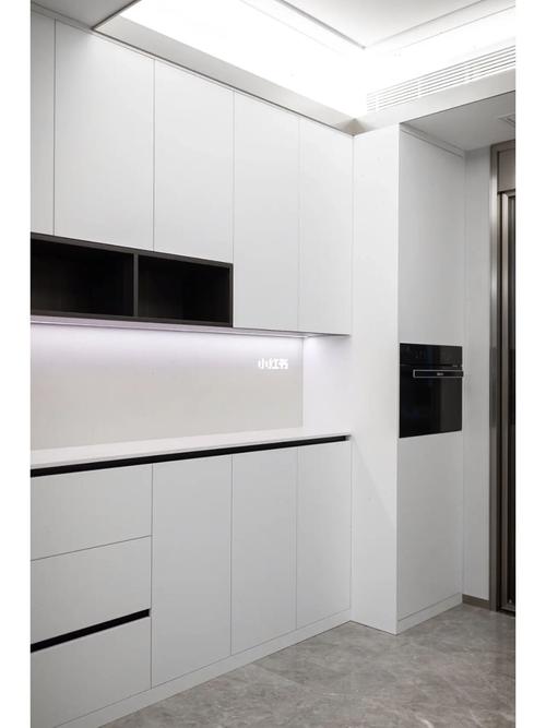 柜门:爱格w1000柜体:福人多层板白色餐边柜高级大气,增加开放格设计