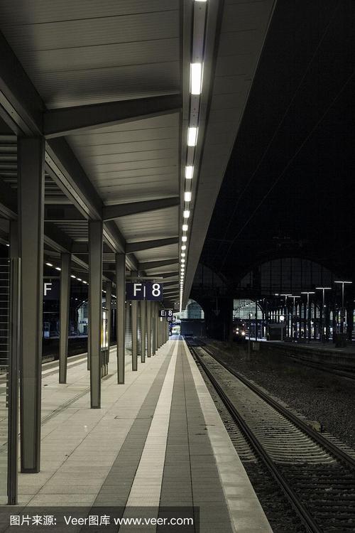 夜间火车站站台