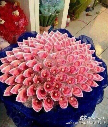 湖北省襄阳市,一家花店情人节推出了"一生一世"玫瑰花盒,售价高达1314