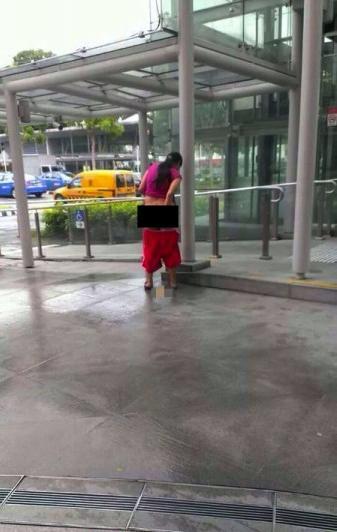 新加坡女子当街大便,这个会被抽鞭子吗?