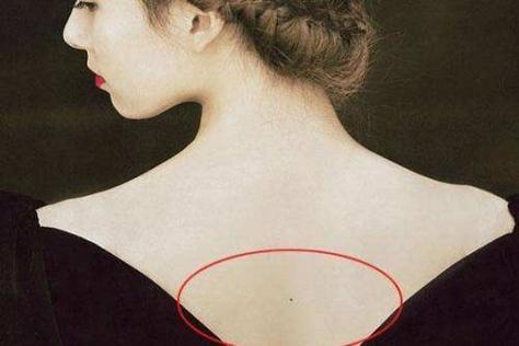 女人左肩胛骨有痣图解肩膀有痣代表什么