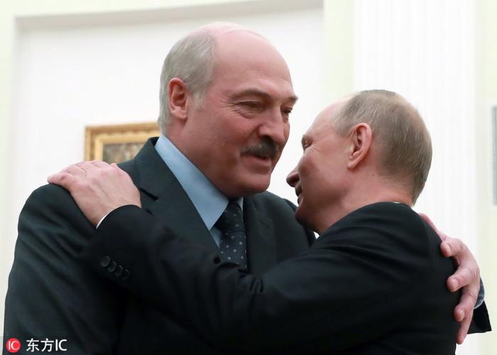 普京会晤白俄罗斯总统卢卡申科 两人相拥秀"兄弟情"