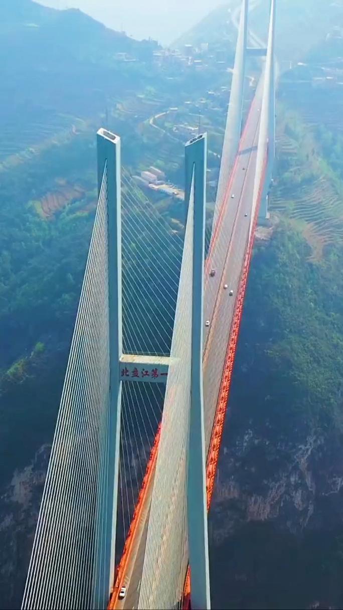 世界上最高最宏伟的桥梁北盘江大桥,在大桥上开车感觉像腾云驾雾一般.