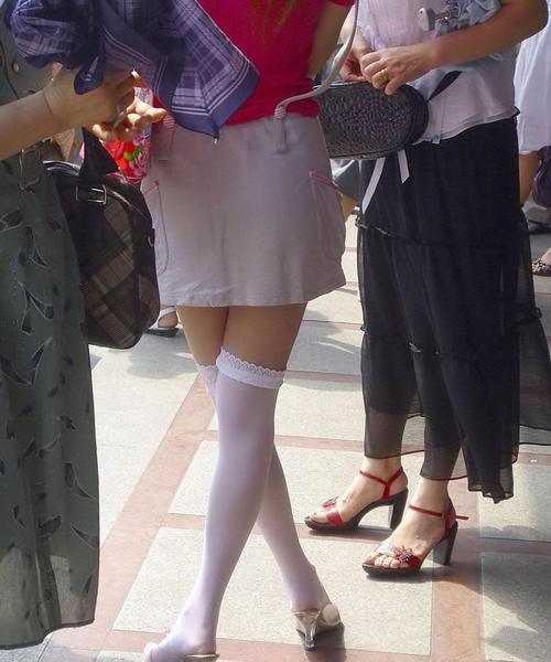 小县城火车站附近惊现白色蕾丝美女白天拉客