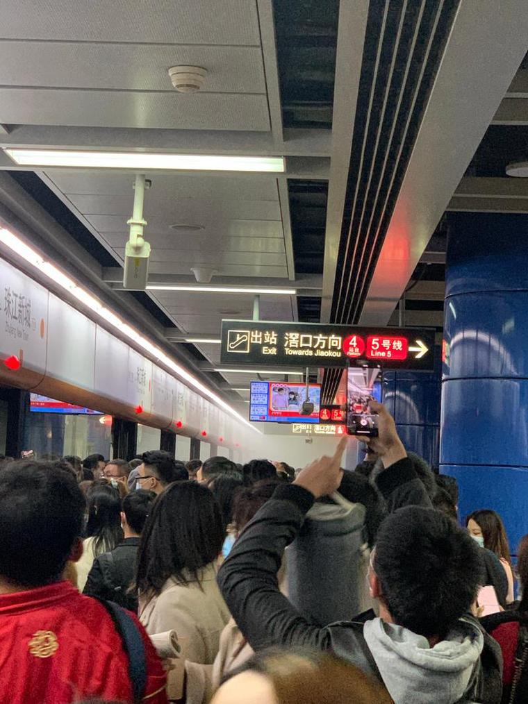 珠江新城站冒烟停电?广州地铁:乘客误按灭火器所致