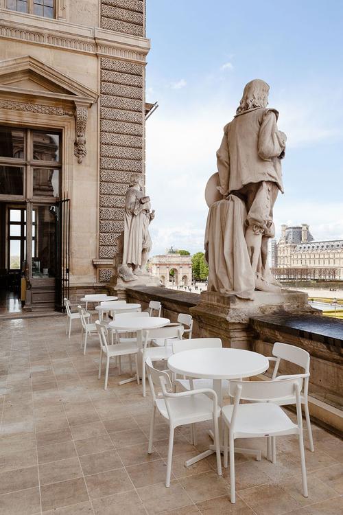 藏身卢浮宫里的咖啡馆换新颜新潮的粉系灯光打破审美疲劳