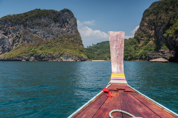 泰国木头长尾船驶向泰国安达曼的热带安达曼海岸
