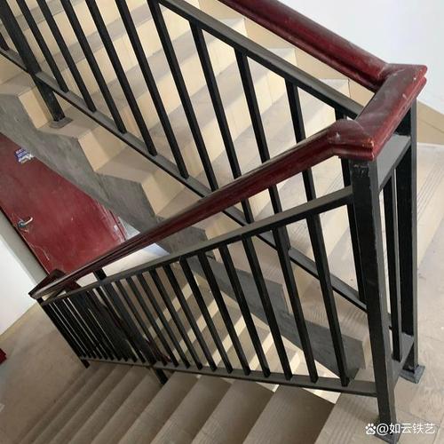 西安铁艺楼梯栏杆的选择一般和楼梯栏杆的材质有关,所以不同材质的