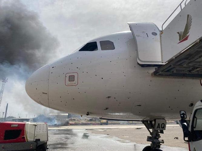 视频利比亚首都机场遭炮击2架客机严重损毁