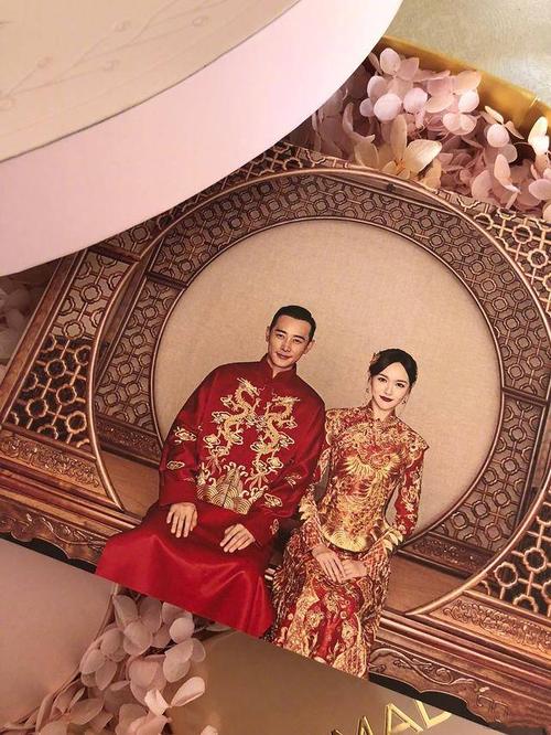 礼盒里还有夫妻俩穿着中式礼服的结婚照,罗晋和唐嫣似乎都有酒窝,糖糖